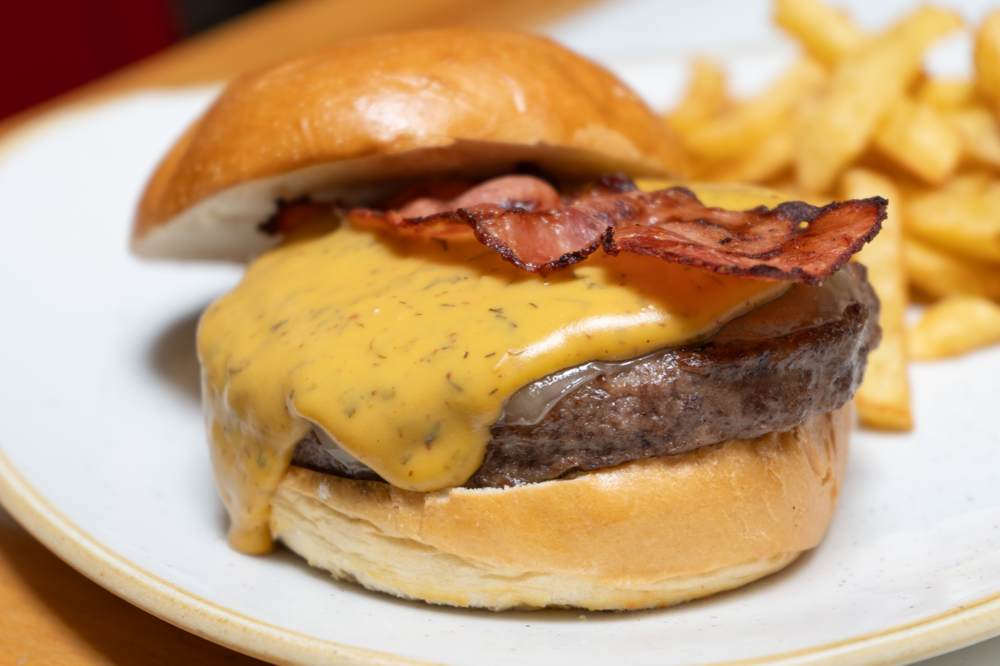 BURGER-ANGUS-SALSA-CREMOSA-MOSTAZA-PEPINILLOS